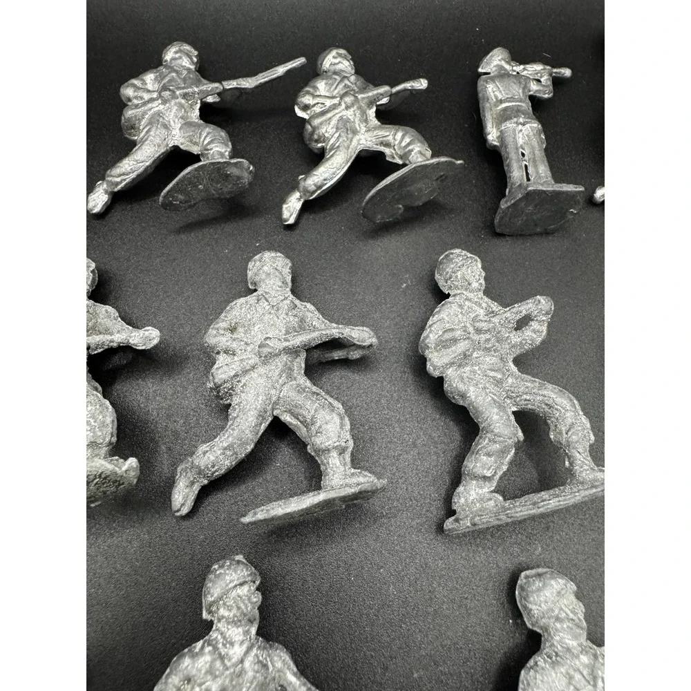 Lot Of 17 Vintage 1940 Metal Army Men -‎ 2